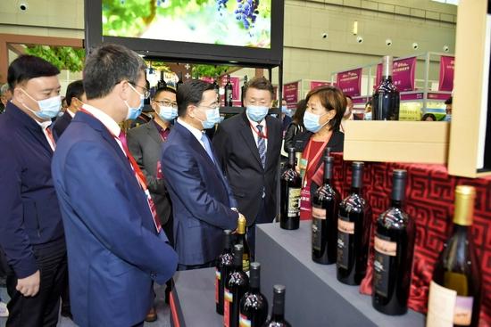 各级领导莅临天塞酒庄展位指导,对其给予高度评价