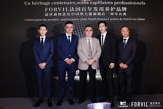 (天猫品牌营销中心总经理苏誉先生、TERRAKE法国天芮中国区副总裁张宁君先生、法国驻华大使馆公使欧阳励文先生、FORVIL温莎森林全球品牌代言人井柏然先生、TERRAKE法国天芮中国区副总裁吴奕城先生)