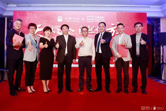 签约仪式双方企业代表及重要嘉宾合影(左起:李春晖先生,马会勤女士,陈立忠女士,王琦先生,杨强先生,闭启泉先生,唐正纯先生,李德美先生)