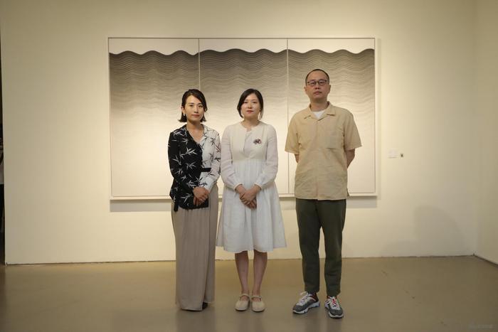 左起:今日美术馆发展副馆长刘树惠,艺术家戴莹,策展人孙冬冬