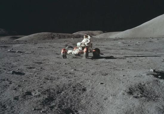 1969年阿波罗登月计划中宇航员在月球上驾驶月球车