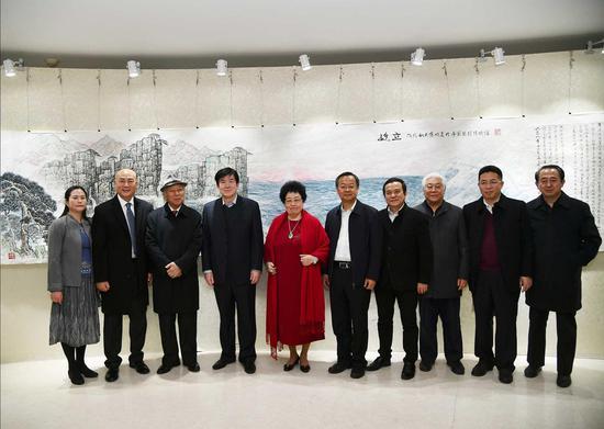 中国文联党组书记李屹、中国美协党组副书记陶勤等领导与陈丽华董事长、迟重瑞、宋明远在作品《屹立——大海依旧在那儿-中国永远在这儿》前合影。