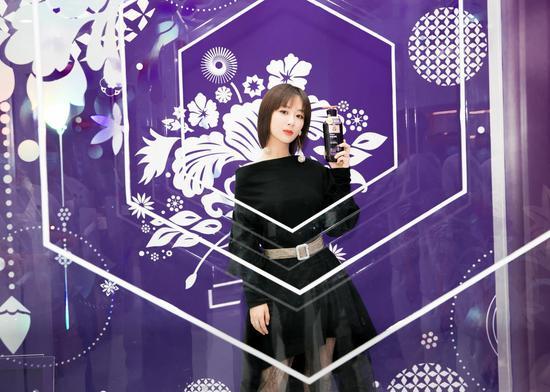 杨紫现场拍照互动