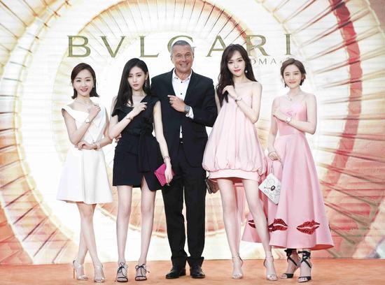 (从左至右)杨蓉,张天爱,宝格丽CEO Jean-Christophe Babin,唐嫣、唐艺昕