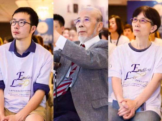 祖孙三代倾力公益:曹鹏(左二)、曹小夏(右一)、丹尼尔(左一);