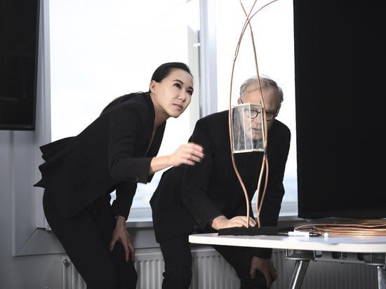 (左)珠宝艺术家Cindy Chao (右)首席艺术空间建筑师Tom Postma