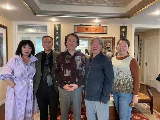 中间为艺术家李燕生,左二为杨澍林,右二为陈复尘。