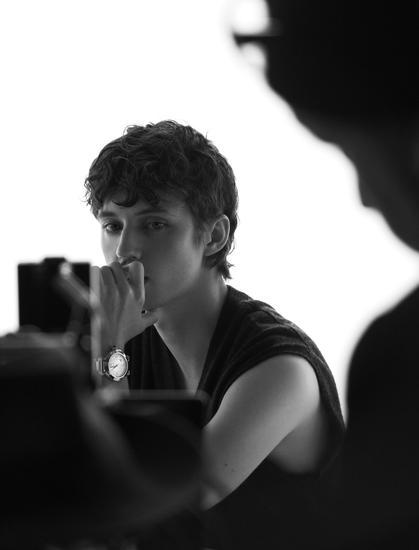 歌手及演员Troye Sivan(特洛耶·希文)演绎Pasha de Cartier腕表