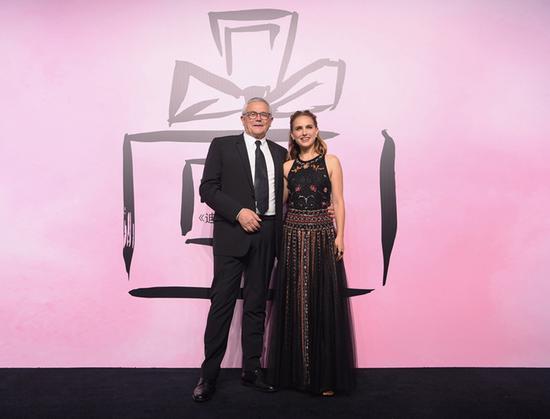 Dior迪奥首席调香师François Demachy和Miss Dior迪奥小姐香氛代言人娜塔莉•波特曼(Natalie Portman)合照
