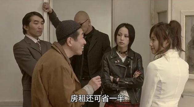 百褶超短裙