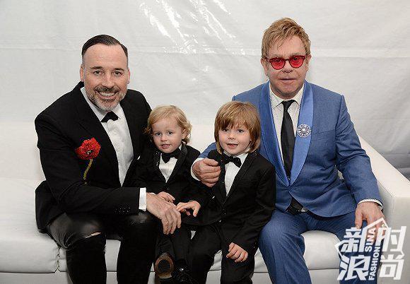 英国知名歌手Elton John(右一)曾因为品牌两位创始人就“试管婴儿”的相关负面言论,而抵制Dolce&Gabbana