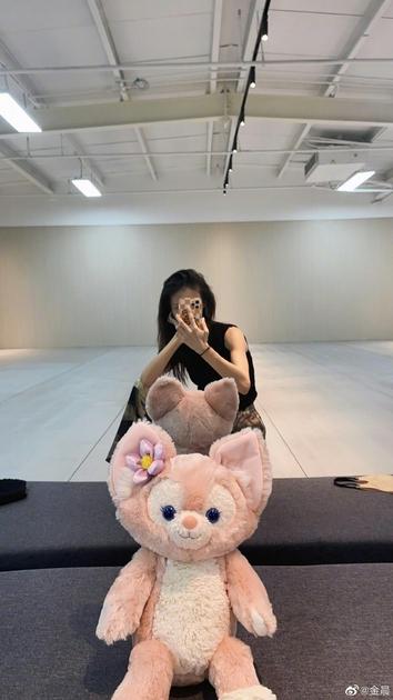 金晨在排练的时候带着玲娜贝儿自拍