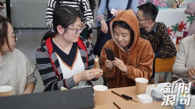 观众在现场试用并拍照