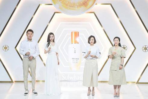 从左至右-爱茉莉太平洋中国电商总经理王昕迪先生、雪花秀大中华区品牌代言人Angelababy、雪花秀中国品牌总经理何颖女士、与雪花秀中国市场部负责人方珏女士