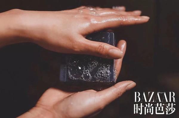。浸湿洁面皂