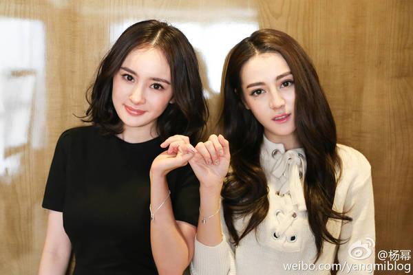 杨幂迪丽热巴合照