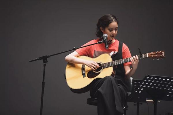 欧阳娜娜弹吉他