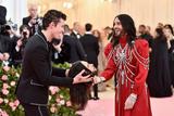 Shawn MendesMET GALA̺ ɫװ㳤