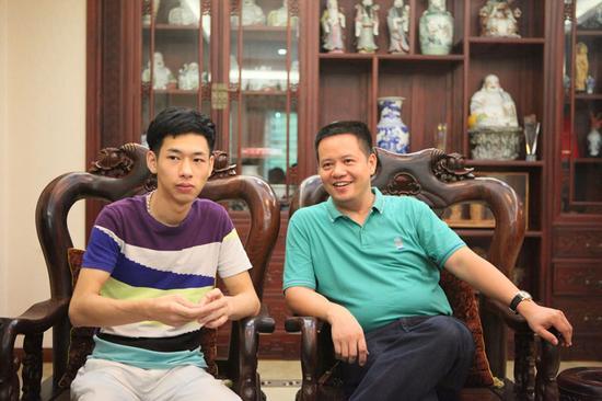 林夏珠宝总经理林锐涛(左),玉雕大师林秋杰(右,广东省玉石雕刻大师,广东省珠宝玉器协会副会长,广东省珠宝玉石首饰行业协会副会长)