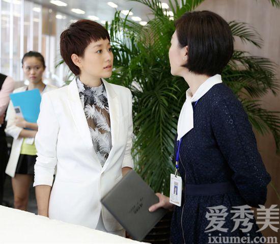 马伊琍白色西服造型尽显职场范儿