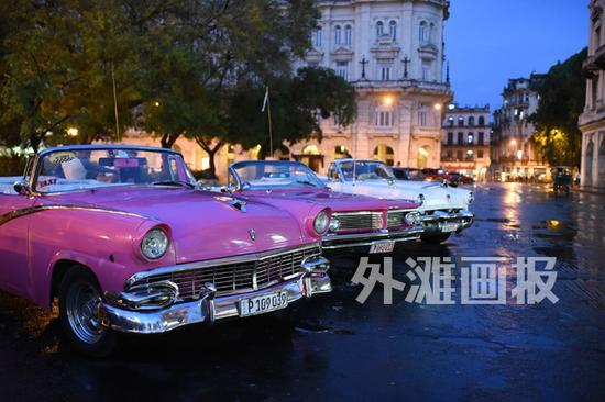 国会大楼门口永远都停满着花花绿绿的老爷车