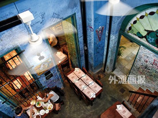位于哈瓦那老城区的五分钱小酒馆,当年处于创作瓶颈期的海明威几乎每天在此游荡