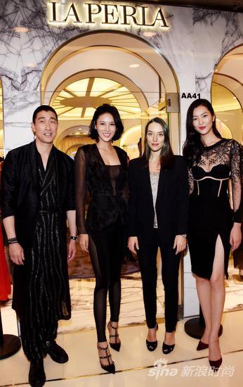 刘雯、王千源、张蓝心与La Perla亚太区董事总经理Chiara Scaglia女士位于东方广场女装精品店