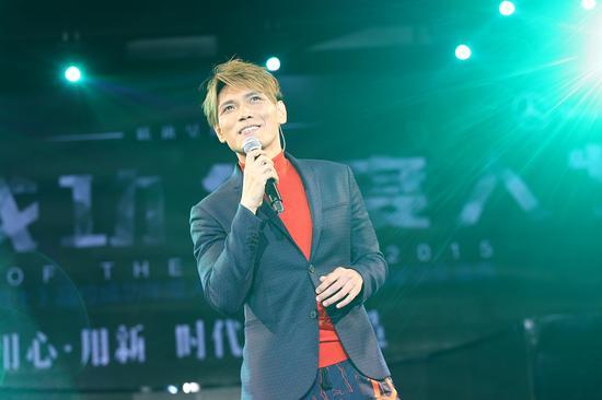 2015《芭莎男士》“年度音乐人”大奖获得者杨宗纬献唱《一次就好》