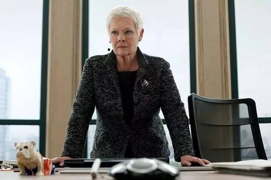 英国老戏骨Judi Dench扮演的M夫人