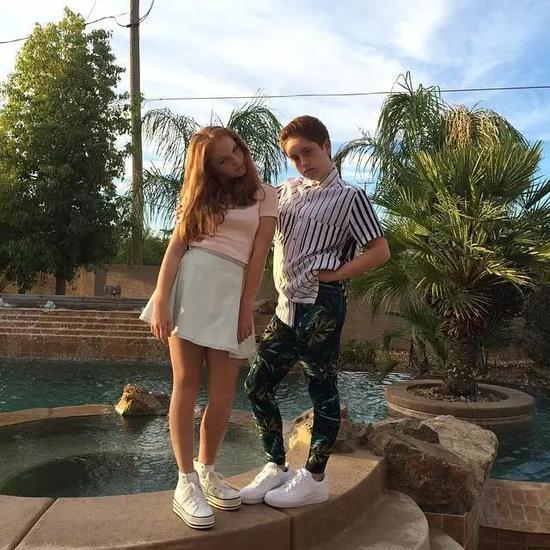 镜头下的Brendan Jordan比女孩儿还要会摆pose