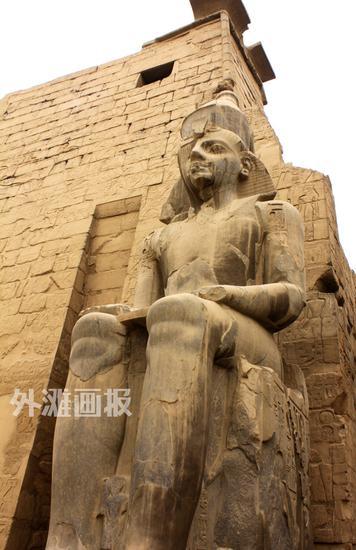 古老神庙外的雕像,他们是法老,也是神祗(摄影:珞宁)