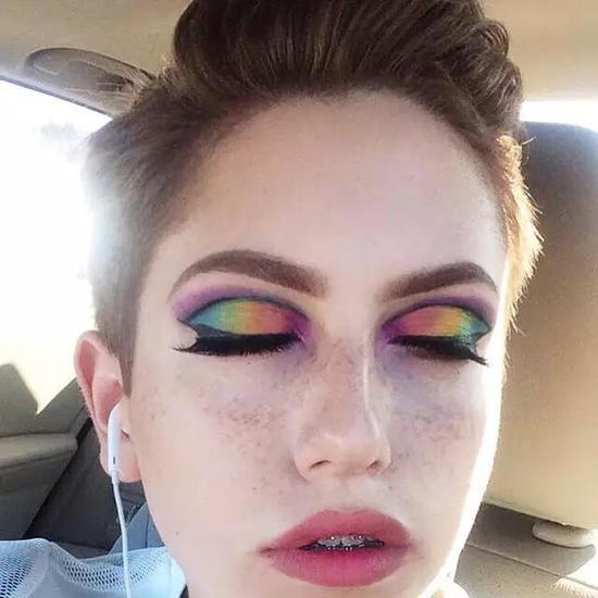 Brendan Jordan秀彩虹眼妆