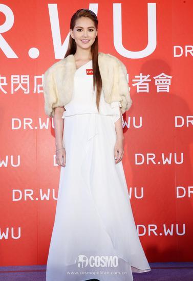 昆凌穿白色礼服