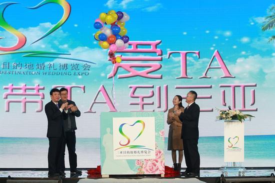 在场嘉宾共同打开“浪漫礼盒”气球放飞启动装置