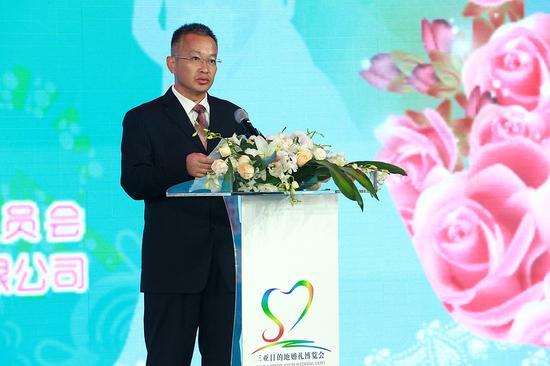 三亚市人民政府副秘书长朱传华