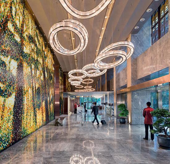 浦东文华东方酒店的大堂壁画由7万余片马赛克片拼成,出自艺术家苗彤之手