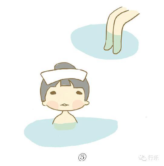 在身体适应水温后再完全浸入