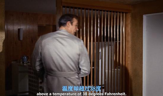 于是竟然真的抛开美人,去冰箱重新拿了一瓶。