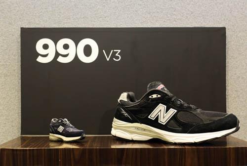 济南当地匠人彭仕增以New Balance 990V3鞋款为原型创作出了一件同比例缩小的微型鞋品