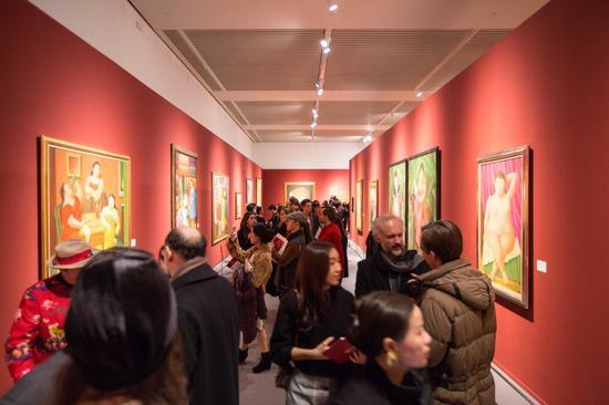嘉宾观众在展览现场拍照交流
