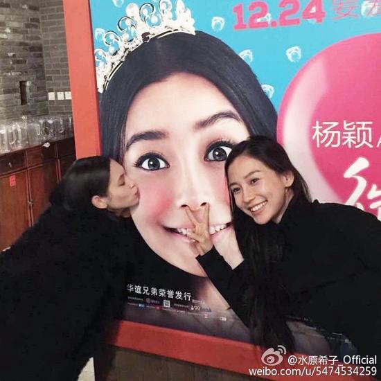 与baby亲密合照