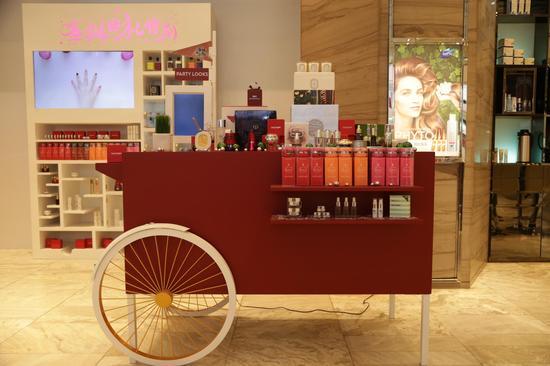 连卡佛“圣诞因礼特别”主题陈列 – 化妆品区域