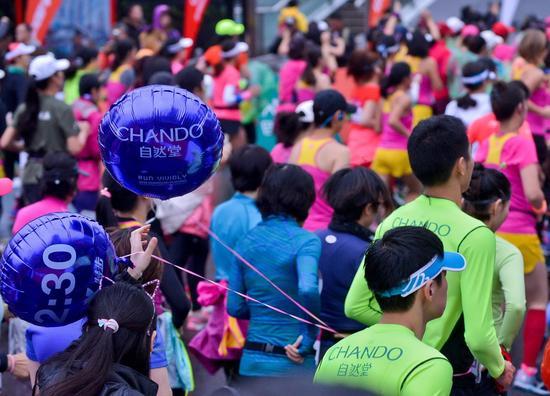 自然堂特邀领跑员,陪伴8000名跑女一同奔跑
