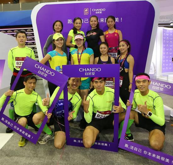 完赛跑女们和自然堂特邀领跑员合影,其中更有上海马拉松冠军李伟(第一排右1)