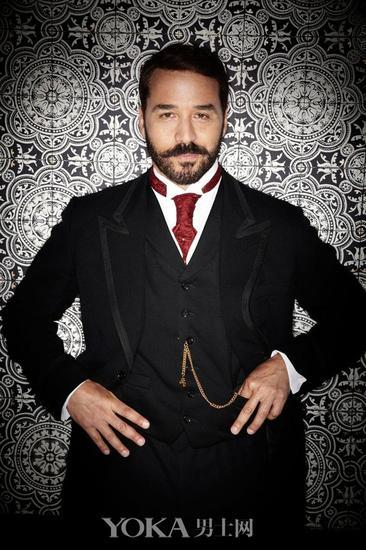 英剧《塞尔福里奇先生》 (Mr Selfridge) 的同名男主角在剧中常年佩戴着一款精致怀表,尽显英伦绅士风