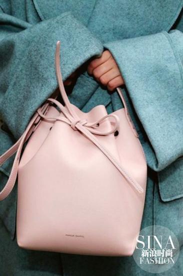 人人都爱的MANSUR GAVRIEL水桶包,除了黑色和棕色,粉色也能很好看
