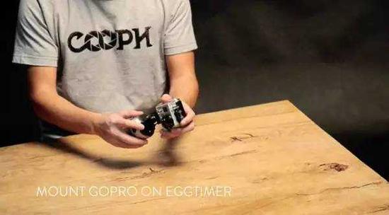 把Go Pro摄影机安装于Egg Timer定时器上。