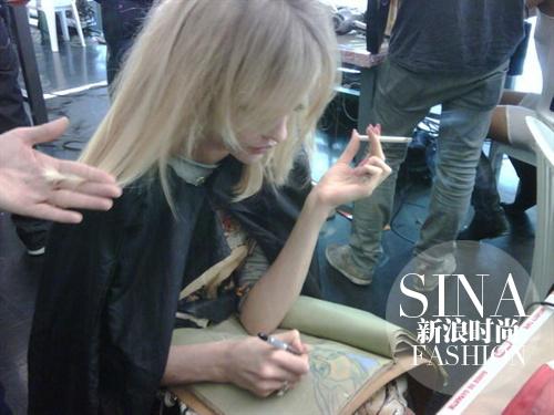 边做头发边画画的sasha