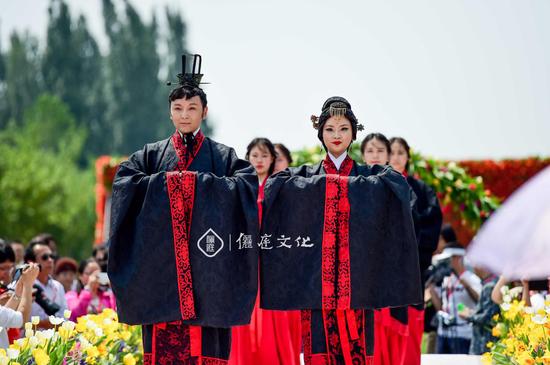 周制婚服以玄色为主,黑中扬红。(春晚魔术师傅琰东婚礼)