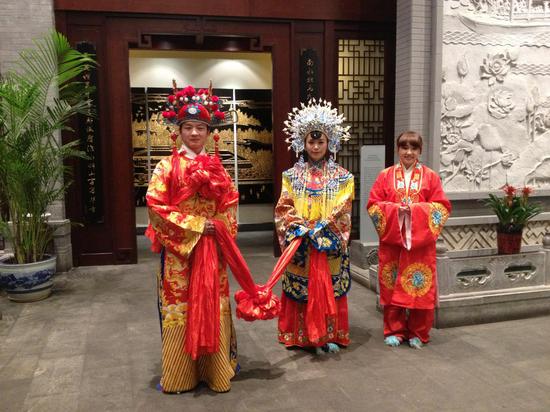 明制婚服,凤冠霞帔,男子可着官服,是为“新郎官”的由来。